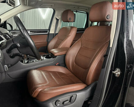 Черный Фольксваген Туарег, объемом двигателя 3 л и пробегом 56 тыс. км за 27000 $, фото 27 на Automoto.ua