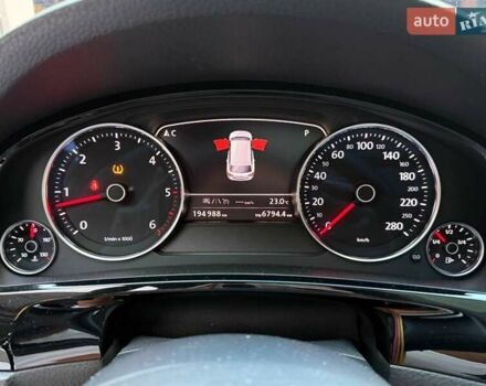 Черный Фольксваген Туарег, объемом двигателя 4.13 л и пробегом 195 тыс. км за 31990 $, фото 22 на Automoto.ua