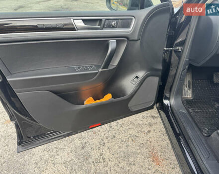 Черный Фольксваген Туарег, объемом двигателя 2.97 л и пробегом 268 тыс. км за 24300 $, фото 7 на Automoto.ua