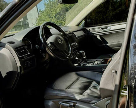 Черный Фольксваген Туарег, объемом двигателя 3 л и пробегом 210 тыс. км за 25000 $, фото 2 на Automoto.ua