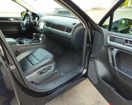 Черный Фольксваген Туарег, объемом двигателя 3 л и пробегом 253 тыс. км за 25000 $, фото 12 на Automoto.ua