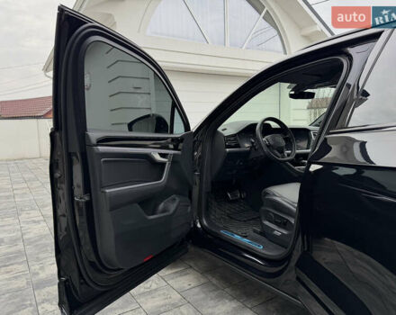 Чорний Фольксваген Туарег, об'ємом двигуна 3 л та пробігом 99 тис. км за 57888 $, фото 46 на Automoto.ua