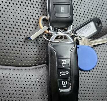 Черный Фольксваген Туарег, объемом двигателя 2.97 л и пробегом 180 тыс. км за 48500 $, фото 6 на Automoto.ua