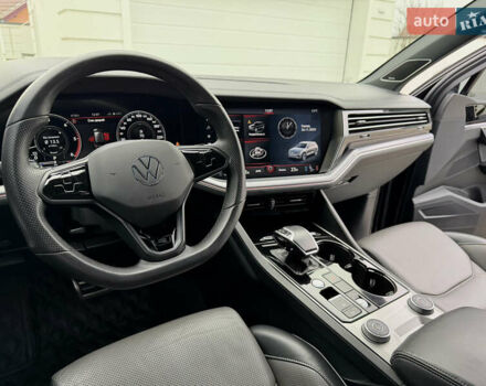 Чорний Фольксваген Туарег, об'ємом двигуна 3 л та пробігом 99 тис. км за 57888 $, фото 76 на Automoto.ua