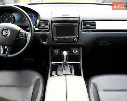 Чорний Фольксваген Туарег, об'ємом двигуна 3 л та пробігом 106 тис. км за 32519 $, фото 16 на Automoto.ua