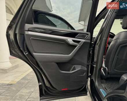 Чорний Фольксваген Туарег, об'ємом двигуна 3 л та пробігом 105 тис. км за 57888 $, фото 38 на Automoto.ua