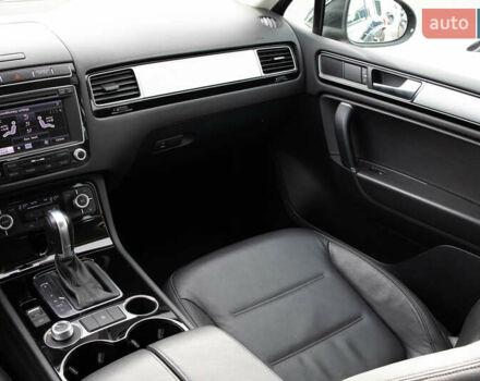 Чорний Фольксваген Туарег, об'ємом двигуна 3 л та пробігом 106 тис. км за 32519 $, фото 14 на Automoto.ua