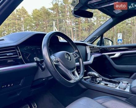 Черный Фольксваген Туарег, объемом двигателя 2.97 л и пробегом 264 тыс. км за 44000 $, фото 31 на Automoto.ua