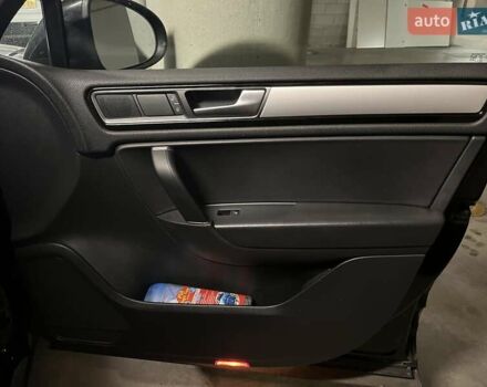 Чорний Фольксваген Туарег, об'ємом двигуна 3 л та пробігом 106 тис. км за 32519 $, фото 21 на Automoto.ua