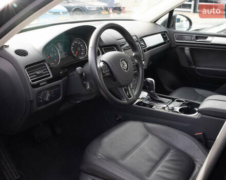 Чорний Фольксваген Туарег, об'ємом двигуна 3 л та пробігом 106 тис. км за 32519 $, фото 13 на Automoto.ua