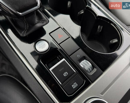 Чорний Фольксваген Туарег, об'ємом двигуна 3 л та пробігом 105 тис. км за 57888 $, фото 66 на Automoto.ua