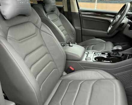 Черный Фольксваген Туарег, объемом двигателя 2.97 л и пробегом 135 тыс. км за 45500 $, фото 28 на Automoto.ua