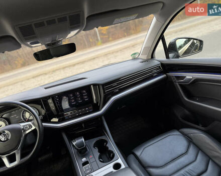 Черный Фольксваген Туарег, объемом двигателя 2.97 л и пробегом 280 тыс. км за 37900 $, фото 18 на Automoto.ua