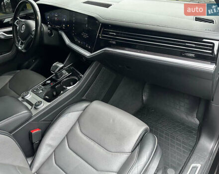 Черный Фольксваген Туарег, объемом двигателя 3 л и пробегом 115 тыс. км за 45500 $, фото 26 на Automoto.ua