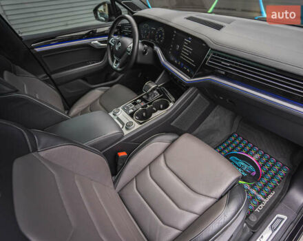 Черный Фольксваген Туарег, объемом двигателя 3.96 л и пробегом 170 тыс. км за 57777 $, фото 102 на Automoto.ua