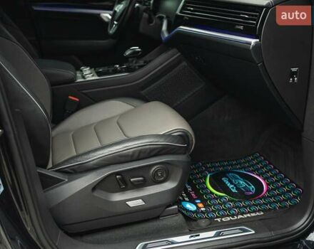 Черный Фольксваген Туарег, объемом двигателя 3.96 л и пробегом 170 тыс. км за 57777 $, фото 61 на Automoto.ua