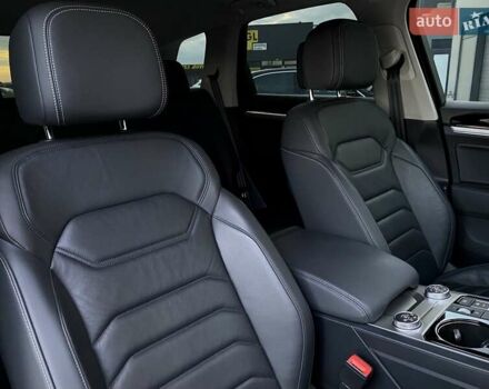 Черный Фольксваген Туарег, объемом двигателя 2.97 л и пробегом 130 тыс. км за 46500 $, фото 66 на Automoto.ua