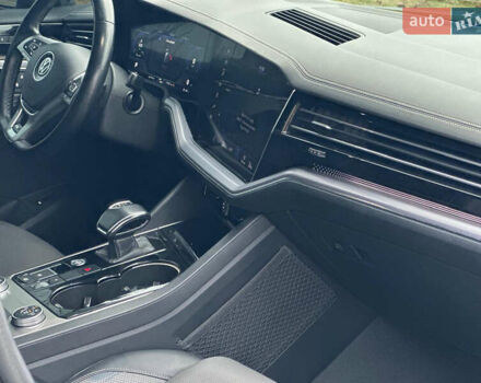 Черный Фольксваген Туарег, объемом двигателя 3 л и пробегом 115 тыс. км за 45500 $, фото 29 на Automoto.ua