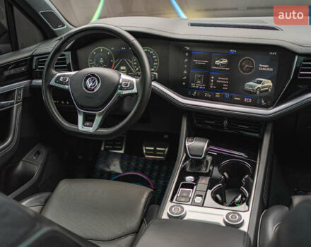 Черный Фольксваген Туарег, объемом двигателя 3.96 л и пробегом 170 тыс. км за 57777 $, фото 67 на Automoto.ua