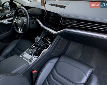 Черный Фольксваген Туарег, объемом двигателя 2.97 л и пробегом 130 тыс. км за 46500 $, фото 65 на Automoto.ua