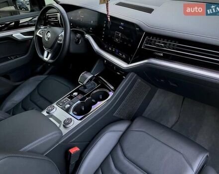 Черный Фольксваген Туарег, объемом двигателя 2.97 л и пробегом 130 тыс. км за 46500 $, фото 68 на Automoto.ua