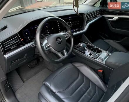 Черный Фольксваген Туарег, объемом двигателя 2.97 л и пробегом 130 тыс. км за 46500 $, фото 47 на Automoto.ua