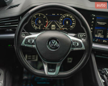 Черный Фольксваген Туарег, объемом двигателя 3.96 л и пробегом 170 тыс. км за 57777 $, фото 74 на Automoto.ua