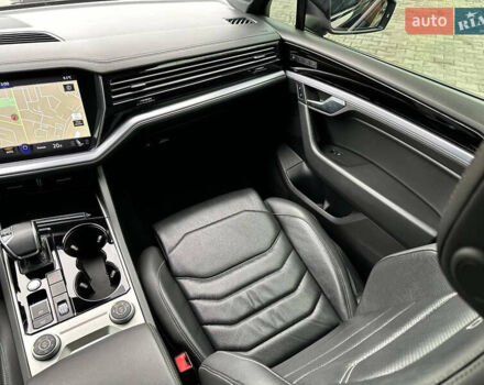 Черный Фольксваген Туарег, объемом двигателя 2.97 л и пробегом 129 тыс. км за 48500 $, фото 46 на Automoto.ua