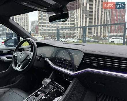 Черный Фольксваген Туарег, объемом двигателя 3 л и пробегом 141 тыс. км за 48500 $, фото 58 на Automoto.ua