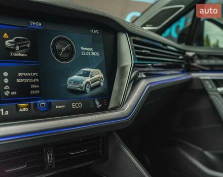 Черный Фольксваген Туарег, объемом двигателя 3.96 л и пробегом 170 тыс. км за 57777 $, фото 54 на Automoto.ua