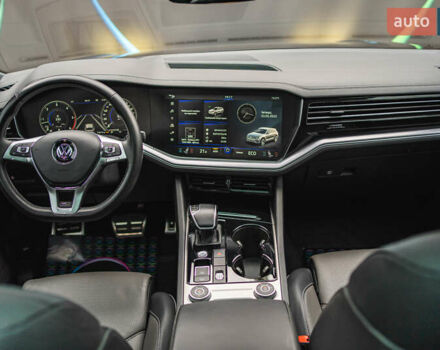 Черный Фольксваген Туарег, объемом двигателя 3.96 л и пробегом 170 тыс. км за 57777 $, фото 72 на Automoto.ua