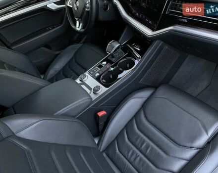 Черный Фольксваген Туарег, объемом двигателя 2.97 л и пробегом 130 тыс. км за 46500 $, фото 69 на Automoto.ua