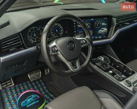 Черный Фольксваген Туарег, объемом двигателя 3.96 л и пробегом 170 тыс. км за 57777 $, фото 49 на Automoto.ua