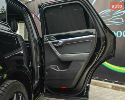 Черный Фольксваген Туарег, объемом двигателя 3.96 л и пробегом 170 тыс. км за 57777 $, фото 57 на Automoto.ua