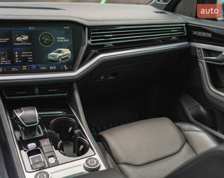 Черный Фольксваген Туарег, объемом двигателя 3.96 л и пробегом 170 тыс. км за 57777 $, фото 70 на Automoto.ua