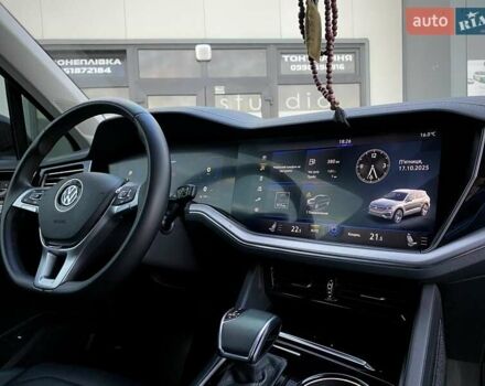 Черный Фольксваген Туарег, объемом двигателя 2.97 л и пробегом 130 тыс. км за 46500 $, фото 71 на Automoto.ua