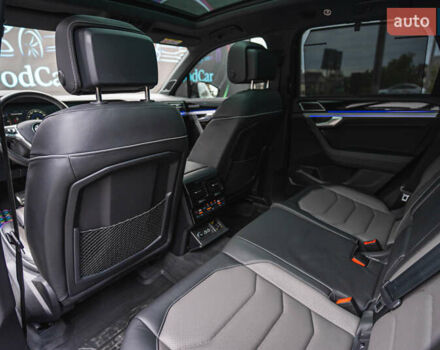 Черный Фольксваген Туарег, объемом двигателя 3.96 л и пробегом 170 тыс. км за 57777 $, фото 91 на Automoto.ua