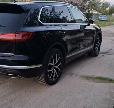 Фольксваген Туарег 2020 у Ахтырке на Automoto.ua Чорний Фольксваген Туарег, об'ємом двигуна 2.97 л та пробігом 150 тис. км за 52700 $, фото 1 на Automoto.ua