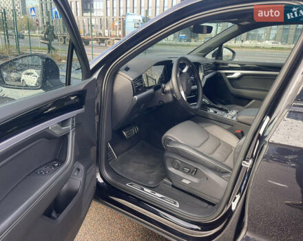 Фольксваген Туарег 2020 у Києві на Automoto.ua Чорний Фольксваген Туарег, об'ємом двигуна 3 л та пробігом 73 тис. км за 56900 $, фото 11 на Automoto.ua