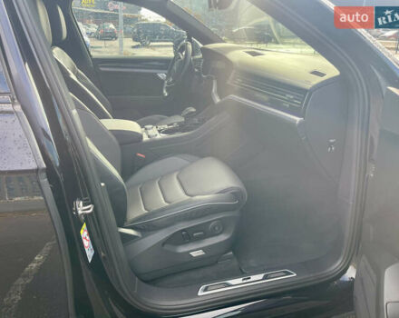 Фольксваген Туарег 2020 у Києві на Automoto.ua Чорний Фольксваген Туарег, об'ємом двигуна 3 л та пробігом 73 тис. км за 56900 $, фото 21 на Automoto.ua