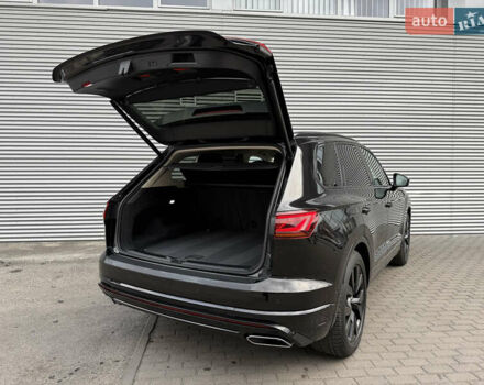 Черный Фольксваген Туарег, объемом двигателя 3 л и пробегом 140 тыс. км за 57999 $, фото 47 на Automoto.ua