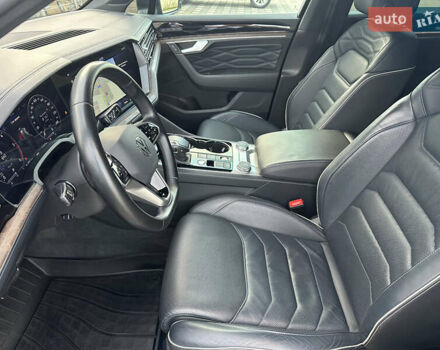 Черный Фольксваген Туарег, объемом двигателя 2.97 л и пробегом 161 тыс. км за 52500 $, фото 48 на Automoto.ua