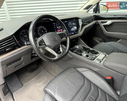 Черный Фольксваген Туарег, объемом двигателя 3 л и пробегом 140 тыс. км за 57999 $, фото 67 на Automoto.ua