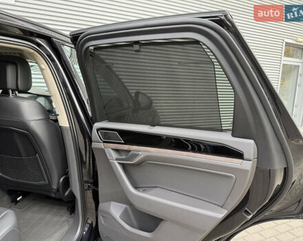 Черный Фольксваген Туарег, объемом двигателя 3 л и пробегом 140 тыс. км за 57999 $, фото 37 на Automoto.ua