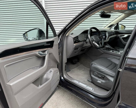 Черный Фольксваген Туарег, объемом двигателя 3 л и пробегом 140 тыс. км за 57999 $, фото 56 на Automoto.ua