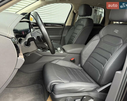 Черный Фольксваген Туарег, объемом двигателя 3 л и пробегом 140 тыс. км за 57999 $, фото 63 на Automoto.ua