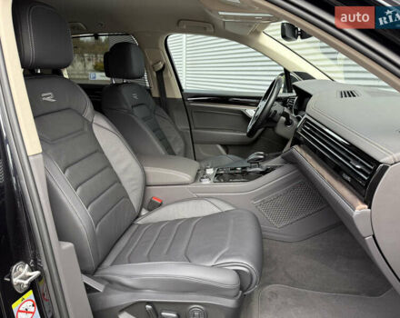 Черный Фольксваген Туарег, объемом двигателя 3 л и пробегом 140 тыс. км за 57999 $, фото 31 на Automoto.ua