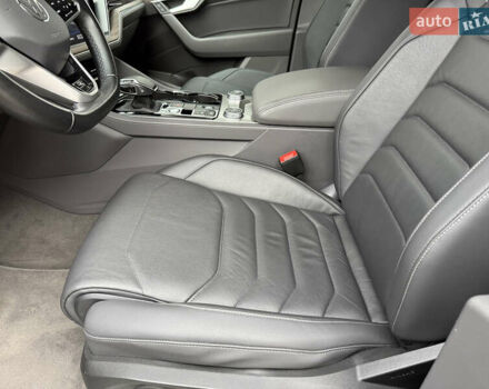 Черный Фольксваген Туарег, объемом двигателя 3 л и пробегом 140 тыс. км за 57999 $, фото 65 на Automoto.ua