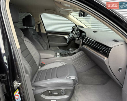 Черный Фольксваген Туарег, объемом двигателя 3 л и пробегом 140 тыс. км за 57999 $, фото 22 на Automoto.ua