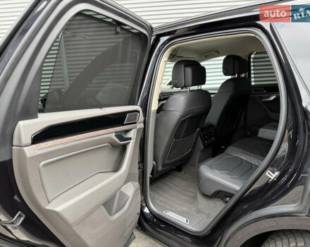 Черный Фольксваген Туарег, объемом двигателя 3 л и пробегом 140 тыс. км за 57999 $, фото 53 на Automoto.ua